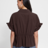 ICHI blouse met ruffle mouwen en boxy pasvorm in de kleur Chicory Coffee. Gedragen op een korte jeans.