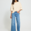 Beige ICHI boxy T-shirt met oversized pasvorm gedragen op een jeans in een casual look