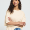 Beige ICHI boxy T-shirt met oversized pasvorm gedragen op een jeans in een casual look