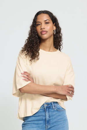 Beige ICHI boxy T-shirt met oversized pasvorm gedragen op een jeans in een casual look