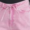 Roze ICHI wide leg jeans met hoge taille en strikdetail. Detailfoto taille strik.