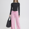 Roze ICHI wide leg jeans met hoge taille en strikdetail gedragen in een moderne outfit