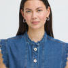 20125769_200929_350 Donkerblauw denim gilet van ICHI met ruffle details, knoopsluiting en korte boxy pasvorm van 100% katoen.