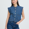 20125769_200929_500 Donkerblauw denim gilet van ICHI met ruffle details, knoopsluiting en korte boxy pasvorm van 100% katoen.
