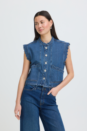 Donkerblauw denim gilet van ICHI met ruffle details, knoopsluiting en korte boxy pasvorm van 100% katoen.