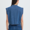 20125769_200929_550 Donkerblauw denim gilet van ICHI met ruffle details, knoopsluiting en korte boxy pasvorm van 100% katoen.