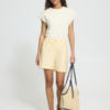 Lichtgele Kate short van ICHI met rechte pasvorm, elastische taille en comfortabele stretchkwaliteit.