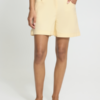 Lichtgele Kate short van ICHI met rechte pasvorm, elastische taille en comfortabele stretchkwaliteit.