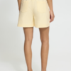 Lichtgele Kate short van ICHI met rechte pasvorm, elastische taille en comfortabele stretchkwaliteit.