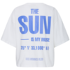 Wit oversized ICHI T-shirt van katoen met kleine Sun Kissed print op de borst en grote blauwe print op de achterkant.