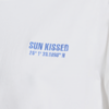 Wit oversized ICHI T-shirt van katoen met kleine Sun Kissed print op de borst en grote blauwe print op de achterkant.