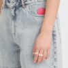 Lichtblauwe denim short van ICHI met hoge taille en kleurrijke zomerse borduursels op de achterzak