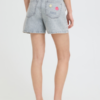 Lichtblauwe denim short van ICHI met hoge taille en kleurrijke zomerse borduursels op de achterzak
