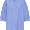Lichtblauwe oversized blouse van ICHI met 3/4-mouwen, klassieke kraag en relaxte pasvorm