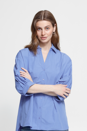 Lichtblauwe oversized blouse van ICHI met 3/4-mouwen, klassieke kraag en relaxte pasvorm