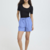Lichtblauwe dames short van ICHI met elastische taille, trekkoord en losse pasvorm.