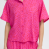 Kleurrijk ICHI shirt met korte mouwen en print gedragen als co-ord set met maxi rok