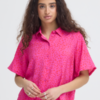 Kleurrijk ICHI shirt met korte mouwen en print gedragen als co-ord set met maxi rok