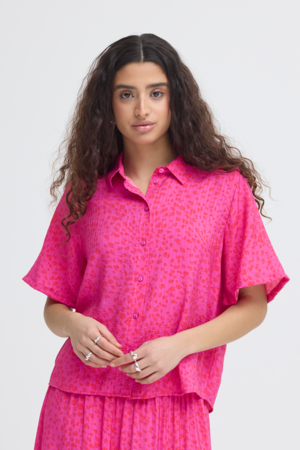 Kleurrijk ICHI shirt met korte mouwen en print gedragen als co-ord set met maxi rok