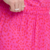 Kleurrijke ICHI maxi rok met elastische taille en flowy pasvorm gedragen als zomerse outfit