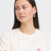 Gebroken-wit ICHI T-shirt van katoen met roze schelp op de borst en kleurrijke La Plage print op de achterkant.