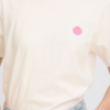 Gebroken-wit ICHI T-shirt van katoen met roze schelp op de borst en kleurrijke La Plage print op de achterkant.