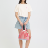 Gebroken-wit ICHI T-shirt van katoen met roze schelp op de borst en kleurrijke La Plage print op de achterkant.