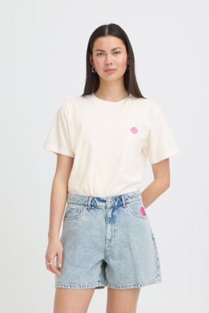 Gebroken-wit ICHI T-shirt van katoen met roze schelp op de borst en kleurrijke La Plage print op de achterkant.