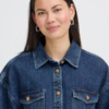 Oversized denim shirt van ICHI met korte mouwen gedragen als matching co-ord set met denim short