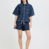 Oversized denim shirt van ICHI met korte mouwen gedragen als matching co-ord set met denim short