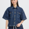 Oversized denim shirt van ICHI met korte mouwen gedragen als matching co-ord set met denim short