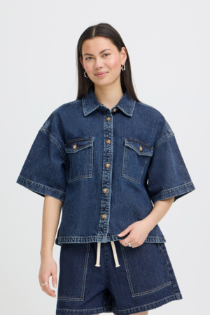 Oversized denim shirt van ICHI met korte mouwen gedragen als matching co-ord set met denim short