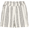Gestreepte ICHI zomershort met elastische taille gedragen als luchtige co-ord set in een natuurlijke omgeving