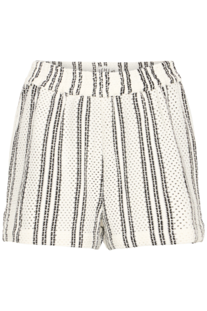 Gestreepte ICHI zomershort met elastische taille gedragen als luchtige co-ord set in een natuurlijke omgeving