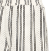 Gestreepte ICHI zomershort met elastische taille gedragen als luchtige co-ord set in een natuurlijke omgeving