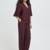20126890_191623_400 Wijnrode ICHI blouse met V-hals, knoopsluiting en korte wijde mouwen in een soepelvallende viscosemix.