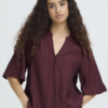 20126890_191623_500 Wijnrode ICHI blouse met V-hals, knoopsluiting en korte wijde mouwen in een soepelvallende viscosemix.