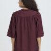20126890_191623_550 Wijnrode ICHI blouse met V-hals, knoopsluiting en korte wijde mouwen in een soepelvallende viscosemix.