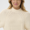 Saint Tropez gebreide top in ivoorwit met kabelstructuur, korte mouwen en cropped pasvorm voor een zomerse uitstraling.