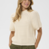 Saint Tropez gebreide top in ivoorwit met kabelstructuur, korte mouwen en cropped pasvorm voor een zomerse uitstraling.