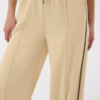 Saint Tropez SueSZ Pants met wijde pijpen, elastische tailleband met trekkoord en contrasterende zijbiezen.
