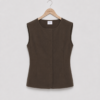 Donkerbruin Saint Tropez GennySZ Vest met ronde hals, aansluitende pasvorm en zichtbare middennaad.