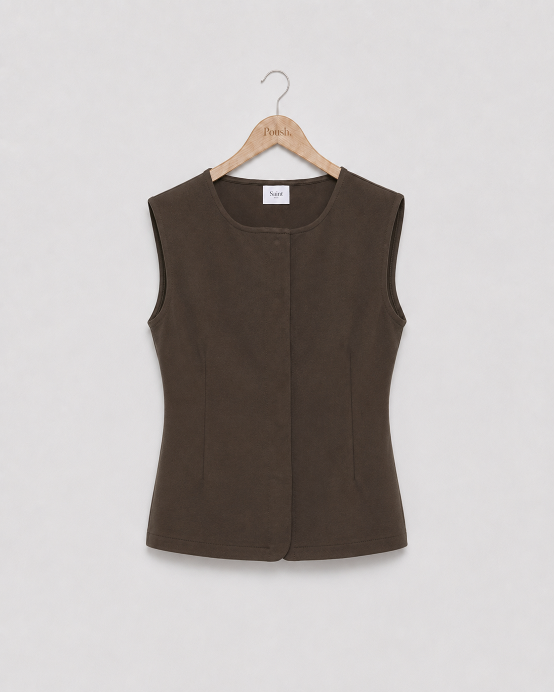 Donkerbruin Saint Tropez GennySZ Vest met ronde hals, aansluitende pasvorm en zichtbare middennaad.