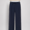 Saint Tropez SueSZ Pants met wijde pijpen, elastische tailleband met trekkoord en contrasterende zijbiezen.