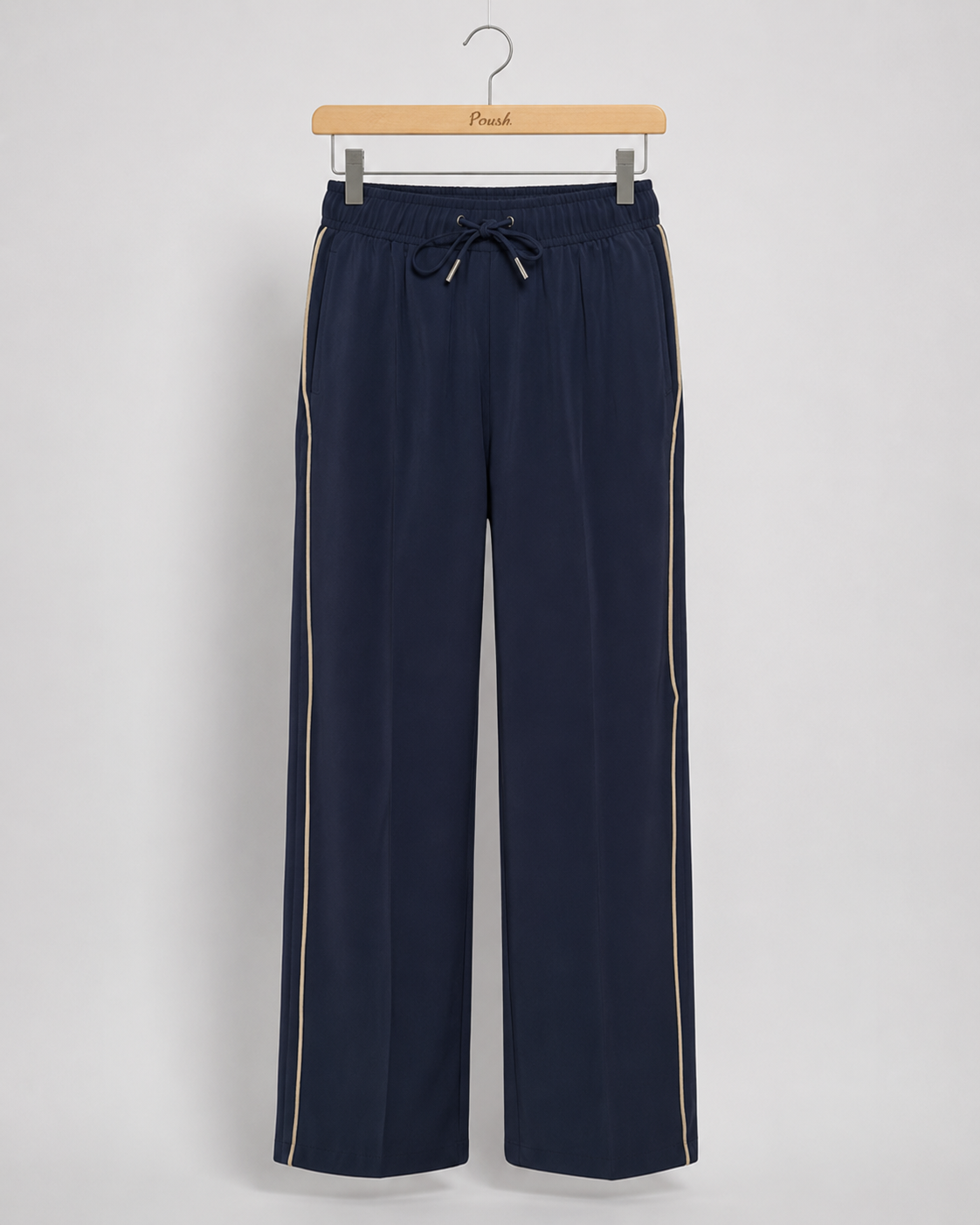 Saint Tropez SueSZ Pants met wijde pijpen, elastische tailleband met trekkoord en contrasterende zijbiezen.