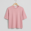 Shirt op houten hanger met Poush. logo
