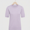 T-shirt op licht houten hanger (Poush.)