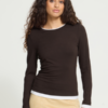 ICHI IHNELLAYA LS dames top in Chocolate Torte met lange mouwen en contrasterende lichte boorden.