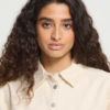 20126205_130905_350 ICHI IHHEZALLO boxy blouse in de kleur Birch met korte mouwen, borstzakken en drukknoopsluiting