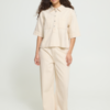 20126205_130905_400 ICHI IHHEZALLO boxy blouse in de kleur Birch met korte mouwen, borstzakken en drukknoopsluiting